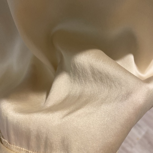 Gorgeouss gently worn 3x Creamy silk top by Diane von  Furstenberg - Picture 2 of 8